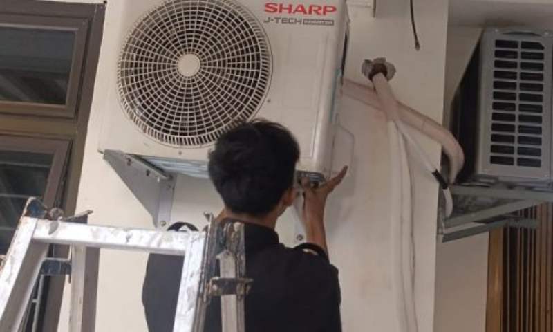 Layanan cuci AC rumahan oleh PT. Adhi Putra Jaya Teknik