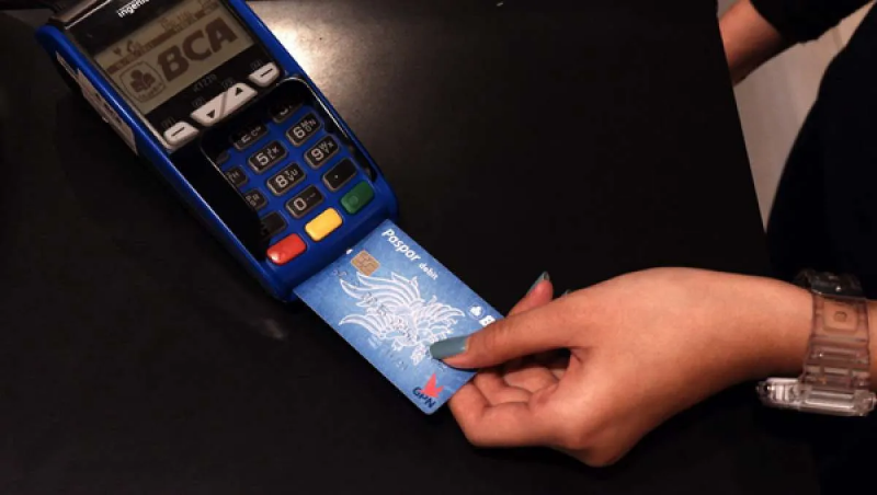 pengusaha menggunakan mesin EDC Merchant BCA untuk transaksi pembayaran digital