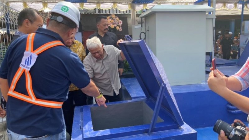 Insinyur PAM JAYA sedang mengecek infrastruktur utama untuk memperluas layanan air perpipaan di Jakarta