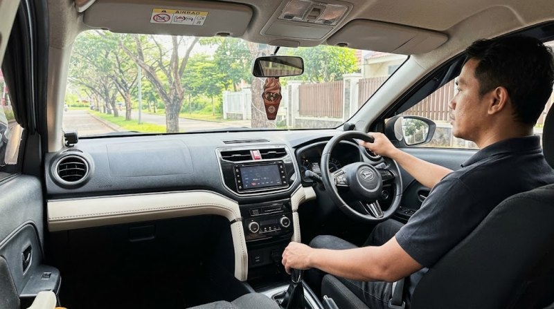Pengemudi mencoba transmisi manual sebagai pertimbangan memilih Daihatsu Terios Varian R